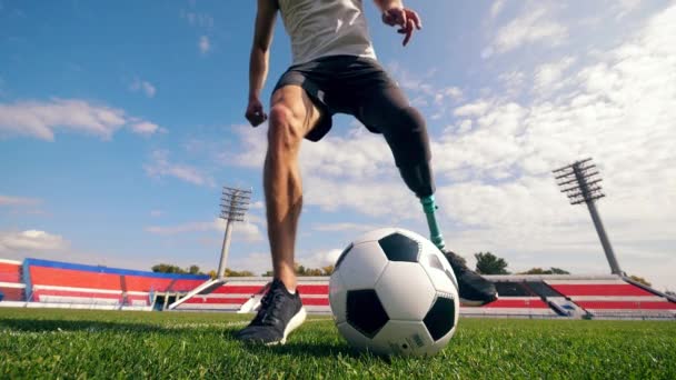 Hombre discapacitado está jugando la pelota en el campo en cámara lenta — Vídeos de Stock