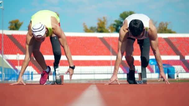 Hombres con piernas protésicas comienzan a trotar en cámara lenta — Vídeos de Stock