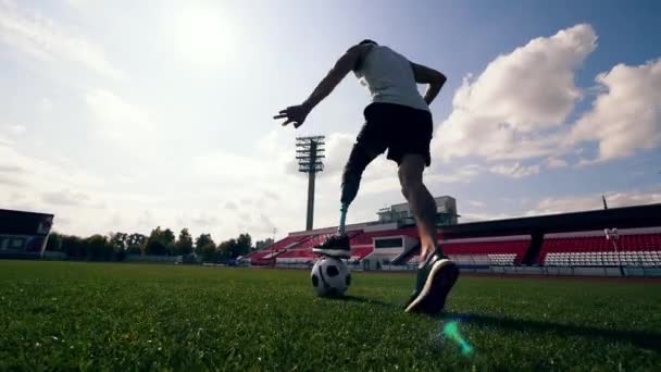 Erkek felçli stadyumda ağır çekimde futbol oynuyor. — Stok video