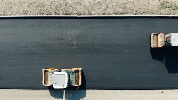 Máquinas de pavimentación están montando a lo largo del bitum fresco — Vídeo de stock