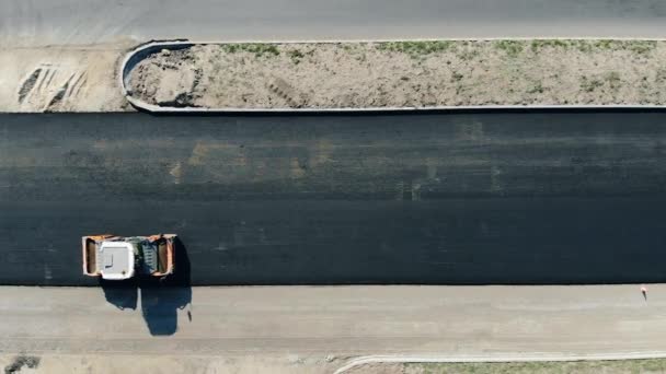 Rodillo de carretera está montando a lo largo de la carretera de asfalto fresco — Vídeos de Stock