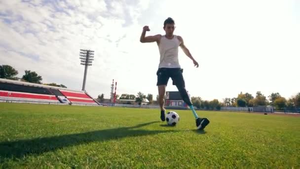 Biyonik bacaklı sakat adam futbol oynuyor. — Stok video