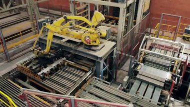 Mekanize, otomatikleştirilmiş robotik kol modern fabrikada seramik ürünlerin yerini değiştiriyor.