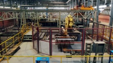 Robotik endüstriyel kompleks, modern fabrikada robot manipülatörü. Zaman Uygulaması.