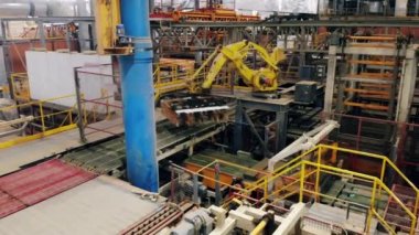 Tuğla üretim fabrikasında modern endüstriyel robot kol