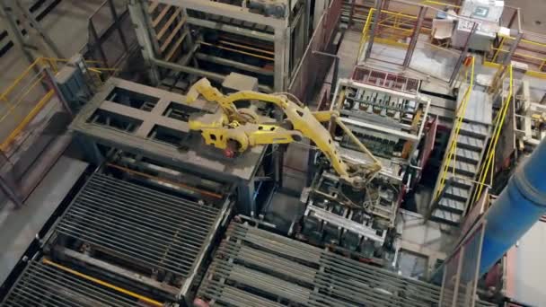 Вид сверху на керамику, которую перемещает современная роботизированная машина — стоковое видео