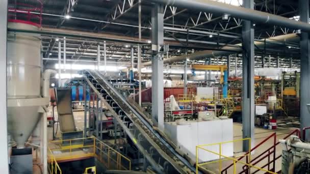 Цегляно-переробний завод з обладнанням і робітниками в ньому — стокове відео