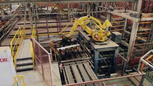 Industriële robotapparatuur aan het werk in grote industriële hal. — Stockvideo