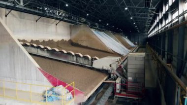 Endüstriyel makine fabrikaya kil madde taşıyor.