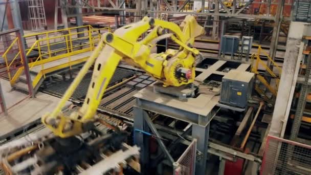 Planta de fabricación de ladrillos y un transportador robótico que opera en ella — Vídeo de stock