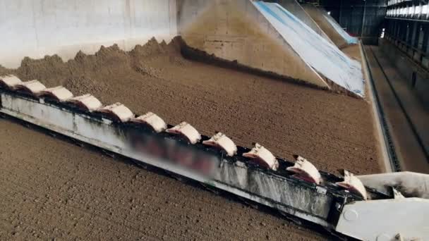 Mesin conveyor adalah leveling dan menghapus bahan tanah liat — Stok Video