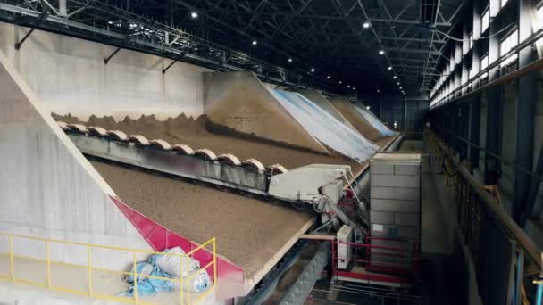 La machine industrielle transporte des matériaux argileux à l'usine — Video