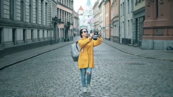 Gepflasterte Straße wird von einer Touristin fotografiert — Stockvideo