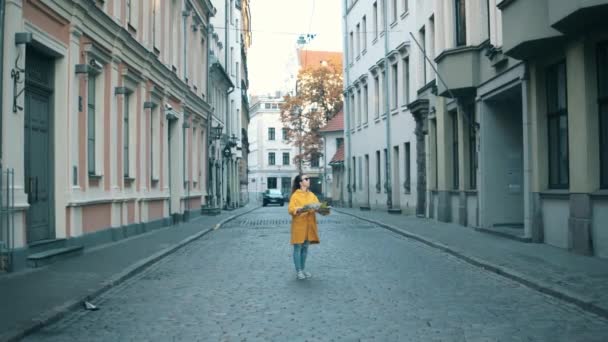 Городская улица с женщиной, оглядывающейся по сторонам — стоковое видео