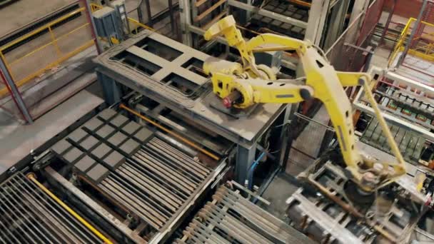 Fabrikada çalışan robotik endüstriyel ekipman. — Stok video