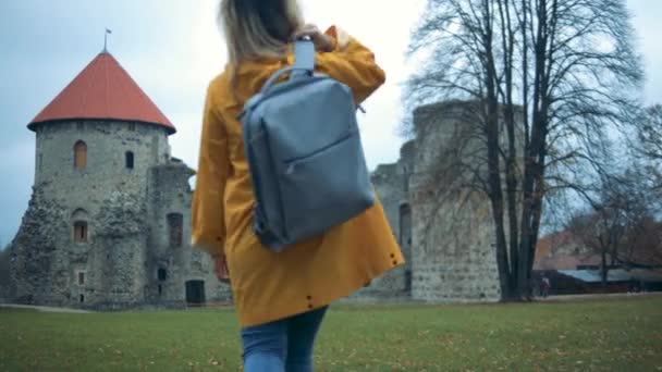 Turista feminina está chegando a um edifício arcaico — Vídeo de Stock