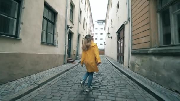 Turista femenina está felizmente caminando a lo largo de la carretera asfaltada — Vídeos de Stock