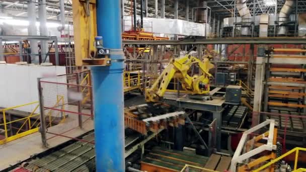 Роботизированная, автоматизированная промышленная машина перевозит кирпичи на заводе — стоковое видео