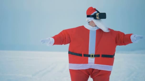 Person im Weihnachtsmannkostüm spielt mit Vr-Brille, Nahaufnahme. — Stockvideo