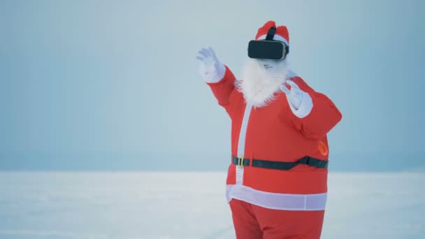 Человек в костюме Санта Клауса носит очки виртуальной реальности, закрывается . — стоковое видео