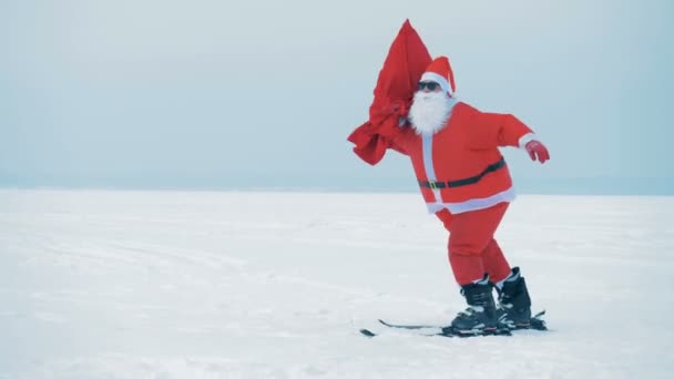 Santa Claus jede na lyžích, zblízka. — Stock video