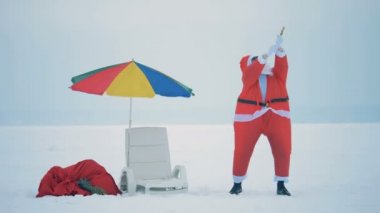 Noel Baba dışarıya kraker koyar, kapat..