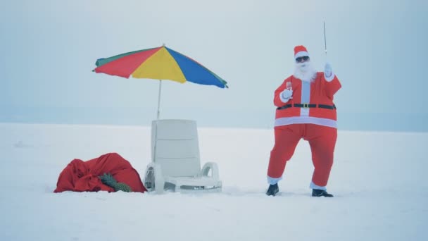 Claus celebrating christmas outdoors with fireworks and champagne, close up. — Stock Video