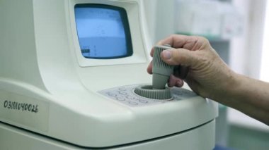 Göz kontrol makinesinin joystick 'i hareket ediyor