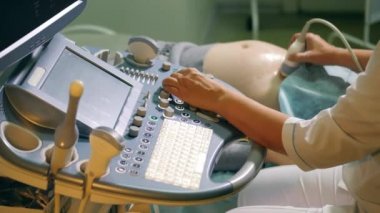 Ultrason taraması tıbbi ekipmanlarla yapılır.