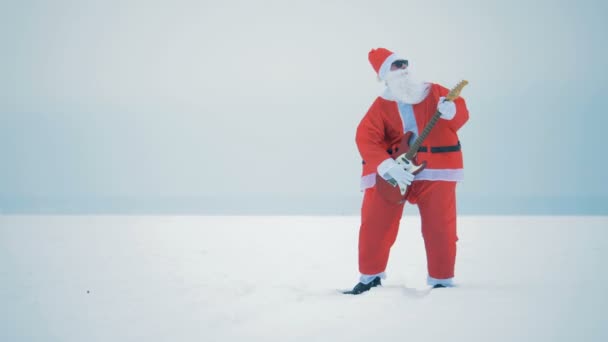 Santa Claus hraje na elektrickou kytaru zblízka. — Stock video