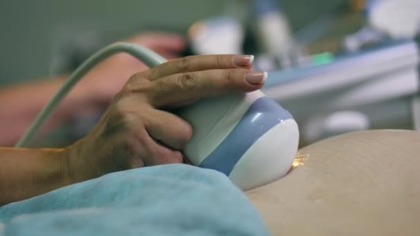 Ultrasonic detector is touching skin during procedure — Stock Video