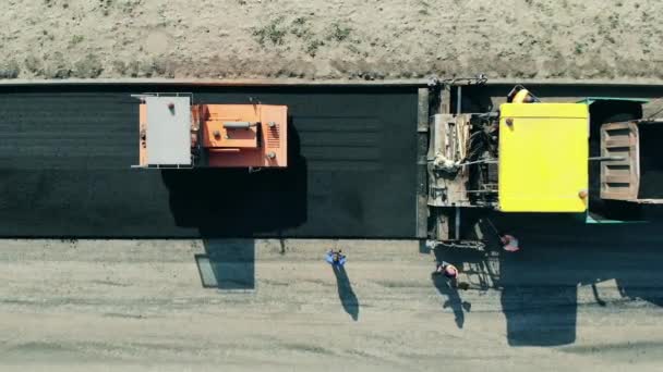 工人和机器正在把新鲜的沥青弄平 — 图库视频影像