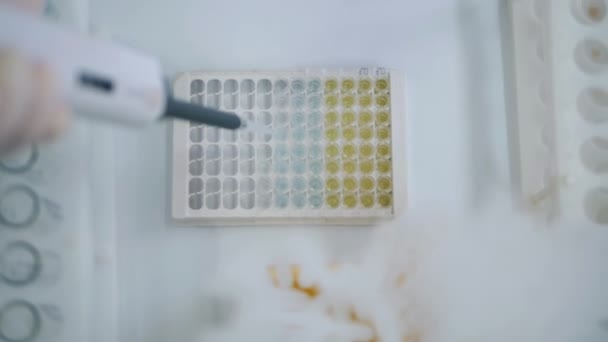 Хімічні речовини заповнюють пробірки — стокове відео