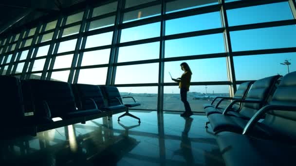 Sala de embarque do aeroporto com uma mulher nela — Vídeo de Stock