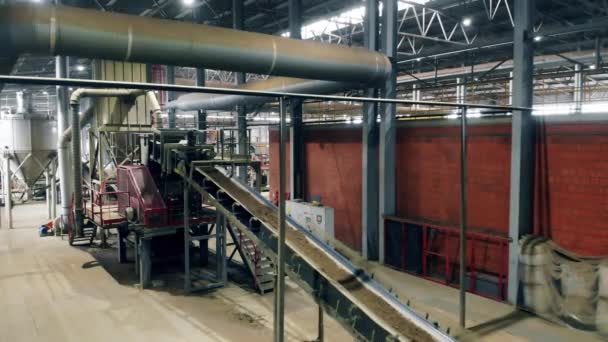 Conveyor machine for relocation of ceramic materials — Stock Video