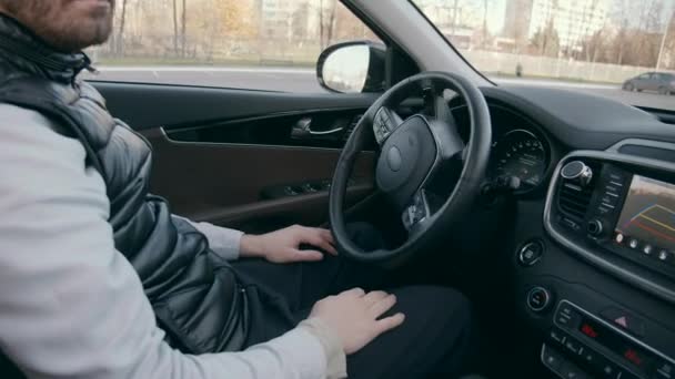 Un uomo si siede in macchina durante il parcheggio . — Video Stock