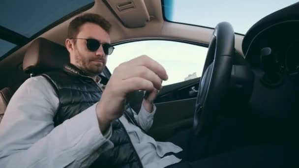 Egy férfi egy autóban dolgozik.. — Stock videók