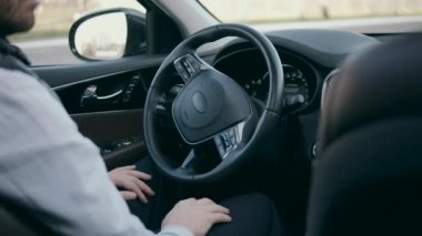 Direksiyon kendiliğinden park eden bir arabada hareket ediyor..