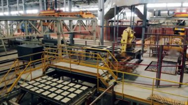 Otomatik robotik endüstriyel kompleksi tesiste tuğlaları hareket ettiriyor
