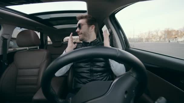 Bilen kör på autopilot medan en man sitter inne. — Stockvideo