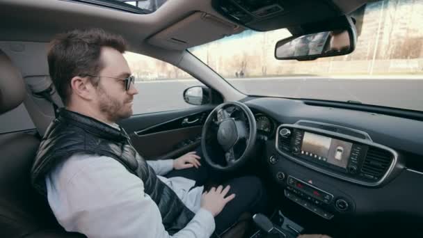 Una persona si siede in un'auto a guida autonoma durante il parcheggio . — Video Stock