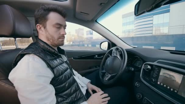 Modern parkering på autopilot. — Stockvideo