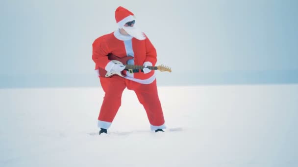 Santa tocando la guitarra electrónica al aire libre, de cerca . — Vídeos de Stock