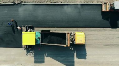 Asfalt yolun en üst görüntüsü. Yol inşaatında asfalt kaldırım makinesi.