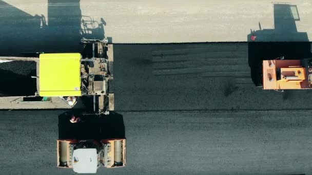 Асфальтобетонная плитка, выполненная дорожниками — стоковое видео