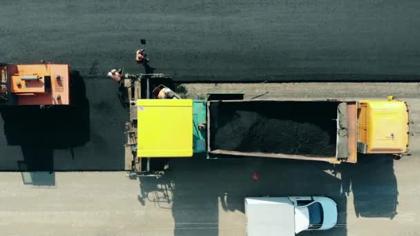 Máquinas e trabalhadores estão pavimentando asfalto — Vídeo de Stock