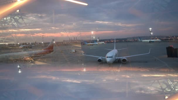 Timelapse de un sitio de despegue del aeropuerto al atardecer — Vídeo de stock