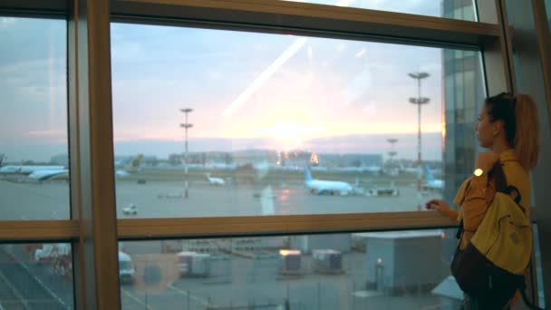 Encantadora dama está observando una vista desde el aeropuerto — Vídeo de stock