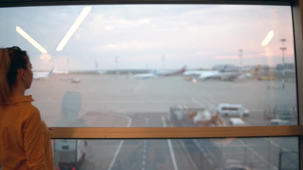 Aeroporto local de descolagem está sendo observado pela mulher — Vídeo de Stock