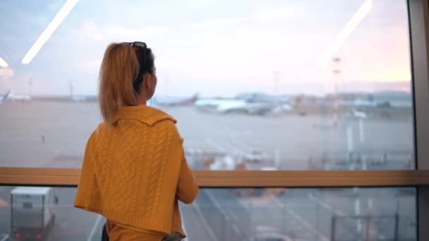 Дама с рюкзаком смотрит на место взлета — стоковое видео